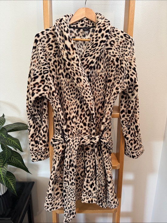 Victoria's Secret Other - Victoria’s Secret M/L Leopard Print Plush Wrap Robe Cozy Winter Fleece